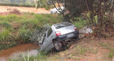 Veículo cai em córrego do Monjolo após colisão contra árvore Veículo cai em córrego do Monjolo após colisão contra árvore