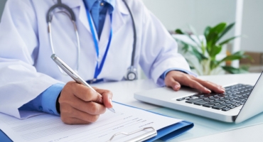 Médico que fornecer atestado falso para paciente furar a fila da vacinação de COVID-19pode ser preso Médico que fornecer atestado falso para paciente furar a fila da vacinação de COVID-19pode ser preso