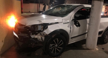 Motociclista fica ferido após bater em pick up na cidade de Patos de Minas Motociclista fica ferido após bater em pick up na cidade de Patos de Minas