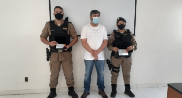Comandante e Sargento da Polícia Militar de Carmo do Paranaíba são homenageados pela prefeitura municipal Comandante e Sargento da Polícia Militar de Carmo do Paranaíba são homenageados pela prefeitura municipal