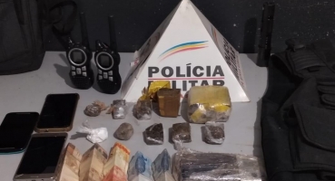Dupla é presa por suspeita de tráfico de drogas em Patos de Minas Dupla é presa por suspeita de tráfico de drogas em Patos de Minas