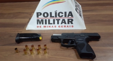Homem vai mostrar pistola para amigas e dá tiro na própria mão em Carmo do Paranaíba Homem vai mostrar pistola para amigas e dá tiro na própria mão em Carmo do Paranaíba