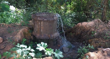 Moradores de Patos de Minas reclamam de esgoto despejado no Córrego Água Limpa