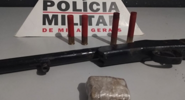 Espingarda, munições e droga são apreendidas pela Polícia Militar de Patos de Minas durante abordagem à veículo