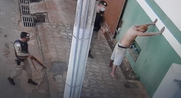 Carmo do Paranaíba: Homem é detido após tentar mostrar órgão genital para mulher e urinar em via pública