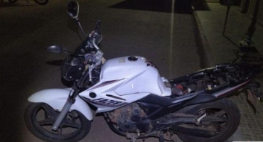 Motociclista inabilitado avança parada obrigatória, bate em carro e fica ferido em Patos de Minas Motociclista inabilitado avança parada obrigatória, bate em carro e fica ferido em Patos de Minas