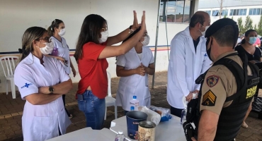 Após denúncias, vacinação de pessoas com deficiências visuais é suspensa em Patos de Minas Após denúncias, vacinação de pessoas com deficiências visuais é suspensa em Patos de Minas