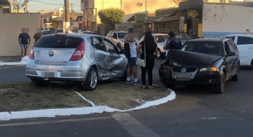Novo acidente de trânsito é registrado na Avenida Piauí em Patos de Minas Novo acidente de trânsito é registrado na Avenida Piauí em Patos de Minas