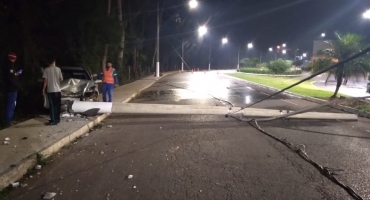 Após perder controle direcional homem derruba poste de iluminação em Patos de Minas
