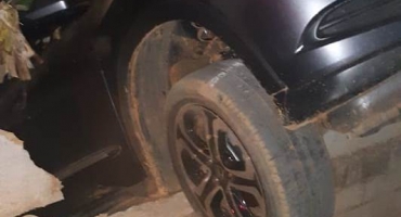 Carmo do Paranaíba: automóvel sofre colisão; condutora desce para ver avarias e acaba atingida pela porta do próprio veículo