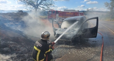 Automóvel pega fogo na MGC-354 ente Patos de Minas e Presidente Olegário Automóvel pega fogo na MGC-354 ente Patos de Minas e Presidente Olegário