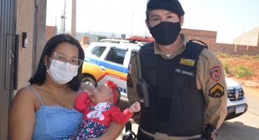 Mãe de recém-nascida que engasgou durante amamentação recebe visita de militares que realizaram salvamento