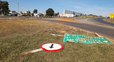 Motoristas de Lagoa Formosa e usuários da BR-354 pedem melhorias na sinalização do principal trevo de acesso a cidade Motoristas de Lagoa Formosa e usuários da BR-354 pedem melhorias na sinalização do principal trevo de acesso a cidade