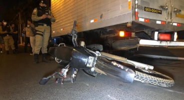 Motociclista de 39 anos fica gravemente ferido após atingir automóvel, sofrer queda e parar debaixo de caminhão em Patos de Minas Motociclista de 39 anos fica gravemente ferido após atingir automóvel, sofrer queda e parar debaixo de caminhão em Patos de Minas