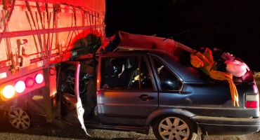 Colisão traseira deixa 4 pessoas feridas na MG-190, munícipio de Monte Carmelo Colisão traseira deixa 4 pessoas feridas na MG-190, munícipio de Monte Carmelo