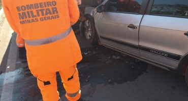 Carro bate na traseira de caminhão prancha que estava parado na Av. JK em Patos de Minas Carro bate na traseira de caminhão prancha que estava parado na Av. JK em Patos de Minas