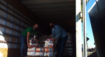 Mesa Brasil SESC entrega 8 toneladas de doações de alimentos e kits de higiene em Patos de Minas Mesa Brasil SESC entrega 8 toneladas de doações de alimentos e kits de higiene em Patos de Minas