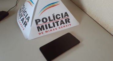 Indivíduo usa faca para abordar e roubar celular de vítima em Carmo do Parnaíba Indivíduo usa faca para abordar e roubar celular de vítima em Carmo do Parnaíba