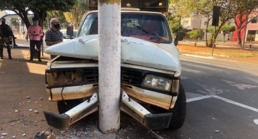 Após perseguição policial, motorista colide caminhonete furtada contra poste na Avenida Getúlio Vargas em Patos de Minas Após perseguição policial, motorista colide caminhonete furtada contra poste na Avenida Getúlio Vargas em Patos de Minas