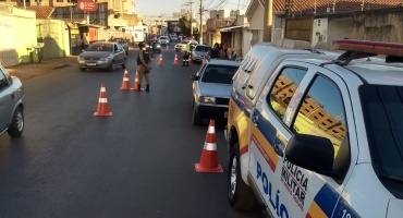 Operação Blitzen da Polícia Militar fiscaliza mais de 300 veículos em Patos de Minas Operação Blitzen da Polícia Militar fiscaliza mais de 300 veículos em Patos de Minas