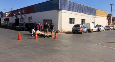 Acidente envolvendo duas motocicletas deixa condutora levemente ferida Acidente envolvendo duas motocicletas deixa condutora levemente ferida