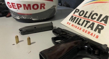Jovem é detido com pistola 765 municiada no Bairro Caramuru em Patos de Minas Jovem é detido com pistola 765 municiada no Bairro Caramuru em Patos de Minas