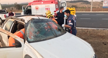 Motorista de 71 anos fica ferido em capotamento na BR-354 Motorista de 71 anos fica ferido em capotamento na BR-354