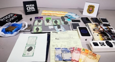 Polícia Civil aprende droga, dinheiro falsificado, documentos adulterados e motocicleta furtada em Patos de Minas Polícia Civil aprende droga, dinheiro falsificado, documentos adulterados e motocicleta furtada em Patos de Minas