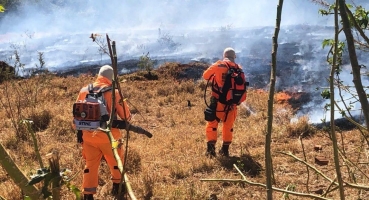 Militares do Corpo de Bombeiros combatem novo incêndio na cidade de Patos de Minas Militares do Corpo de Bombeiros combatem novo incêndio na cidade de Patos de Minas