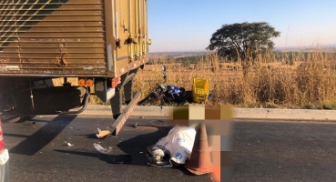 Motociclista morre após colidir em traseira de caminhão na BR-365 em Patos de Minas Motociclista morre após colidir em traseira de caminhão na BR-365 em Patos de Minas