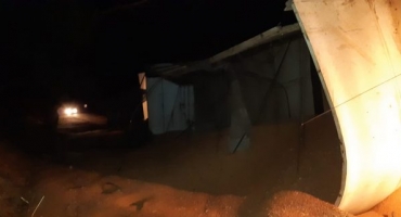 Veículo de passeio atinge traseira de carreta tombada na BR-352 Veículo de passeio atinge traseira de carreta tombada na BR-352