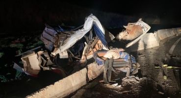 Caminhão carregado com milho verde tomba e deixa duas pessoas feridas na BR-146, em Serra do Salitre Caminhão carregado com milho verde tomba e deixa duas pessoas feridas na BR-146, em Serra do Salitre