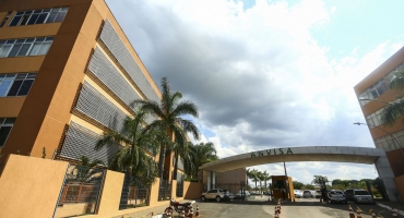 Anvisa autoriza testes de medicamento para pneumonia associada à COVID Anvisa autoriza testes de medicamento para pneumonia associada à COVID