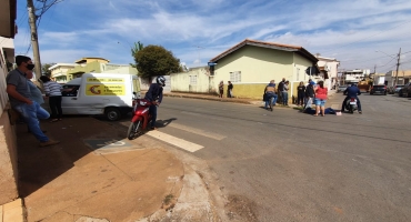Mulher fica ferida ao colidir motocicleta contra veículo na cidade de Carmo do Paranaíba Mulher fica ferida ao colidir motocicleta contra veículo na cidade de Carmo do Paranaíba