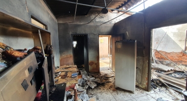 Carmo do Paranaíba: homem com problemas mentais incendeia própria casa e fica ferido Carmo do Paranaíba: homem com problemas mentais incendeia própria casa e fica ferido