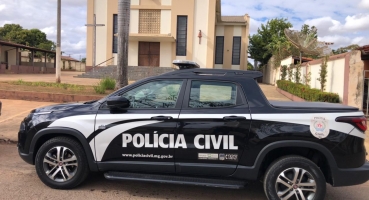 Ladrões invadem Casa Paroquial em Major Porto roubam mais de 95 mil e foge levando padre como refém Ladrões invadem Casa Paroquial em Major Porto roubam mais de 95 mil e foge levando padre como refém