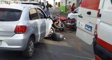 Motociclistas ficam feridos após serem atingidos por veículo conduzido por homem com sintomas de embriaguez em Patos de Minas Motociclistas ficam feridos após serem atingidos por veículo conduzido por homem com sintomas de embriaguez em Patos de Minas