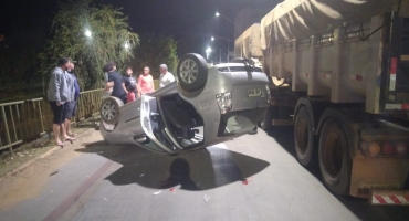 Motorista perde controle direcional e capota veículo na Avenida Fátima Porto em Patos de Minas Motorista perde controle direcional e capota veículo na Avenida Fátima Porto em Patos de Minas