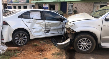 Motorista avança parada obrigatória e causa acidente no Bairro Lagoa Grande em Patos de Minas Motorista avança parada obrigatória e causa acidente no Bairro Lagoa Grande em Patos de Minas