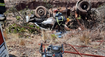 Após sofrer parada cardiorrespiratória durante acidente, vítima é reanimada por militares do Corpo de Bombeiros e levada para o hospital Após sofrer parada cardiorrespiratória durante acidente, vítima é reanimada por militares do Corpo de Bombeiros e levada para o hospital