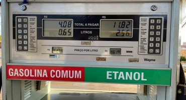 Gasolina e álcool passam por reajustes nas refinarias e aumentos são sentidos pelos consumidores Gasolina e álcool passam por reajustes nas refinarias e aumentos são sentidos pelos consumidores