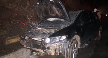 Veículo incendeia após colidir contra árvore que caiu na MGC-354, em Patos de Minas Veículo incendeia após colidir contra árvore que caiu na MGC-354, em Patos de Minas