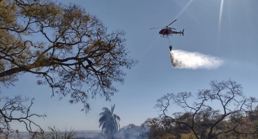 Corpo de Bombeiros combate incêndio de grandes proporções na região se Serra Negra em Patrocínio Corpo de Bombeiros combate incêndio de grandes proporções na região se Serra Negra em Patrocínio