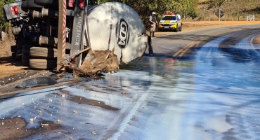 Caminhão trator tracionado com semirreboque carregado com 34 mil litros de leite tomba e deixa motorista ferido Caminhão trator tracionado com semirreboque carregado com 34 mil litros de leite tomba e deixa motorista ferido