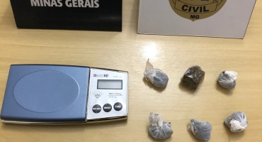 Polícia Civil aprende adolescente de 16 anos por suspeita de trafico de drogas em Patos de Minas Polícia Civil aprende adolescente de 16 anos por suspeita de trafico de drogas em Patos de Minas