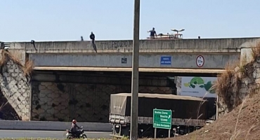 PRF, Polícia Militar e Corpo de Bombeiros convencem homem de 37 anos a não pular de viaduto PRF, Polícia Militar e Corpo de Bombeiros convencem homem de 37 anos a não pular de viaduto
