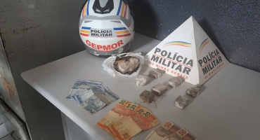 Polícia Militar localiza droga escondida em pastagem e jovem de 20 anos é detido em Patos de Minas Polícia Militar localiza droga escondida em pastagem e jovem de 20 anos é detido em Patos de Minas