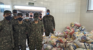 Tiro de Guerra de Patos de Minas distribui alimentos e agasalhos arrecadados em campanha à população Tiro de Guerra de Patos de Minas distribui alimentos e agasalhos arrecadados em campanha à população