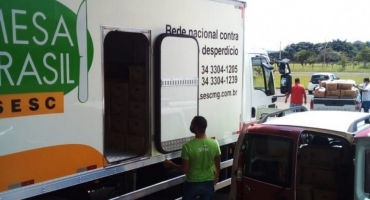 Aproximadamente 10 toneladas de alimentos são entregues em Patos de minas nesta sexta (27) Aproximadamente 10 toneladas de alimentos são entregues em Patos de minas nesta sexta (27)