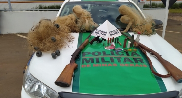 Polícia Ambiental apreende armas e materiais de pesca no município de Varjão de Minas Polícia Ambiental apreende armas e materiais de pesca no município de Varjão de Minas